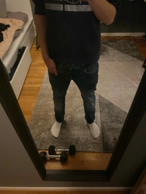 Jack and Jones jeans - Säljer ett par blåa jack and jones jeans i modell slim/glenn. Storlek W28 L30. De passar mig bra och jag är 177 och väger 62kg. Skulle säga att de passar någon som är 172-180 cm lång. Nypris ca 900kr. Hör av dig om du har några frågor elr liknande