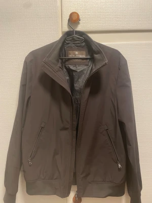 Brun bomberjacka från Oscar Jacobson - Brun bomberjacka från Oscar Jacobson, Pris kan diskuteras 