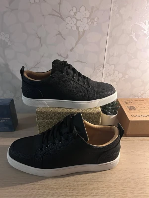 Loubs skor - Hej och välkommen till BL nu säljer vi ett par loubs ni vet varför de är så billiga kom med förslag på pris Box medföljer de är i super skick mvh BL