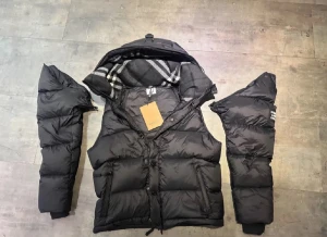 Svart Burberry pufferjacka med huva - Säljer en svart pufferjacka från Burberry med avtagbara ärmar och stor huva. Skicka gärna bud.😁