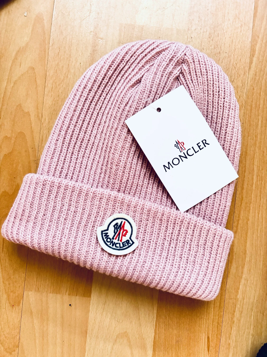 Rosa ribbstickad mössa från Moncler! - 1