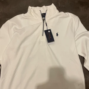 Vit half zip tröja från Polo Ralph Lauren - Vit långärmad tröja från Polo Ralph Lauren med half zip storleken passar Även S