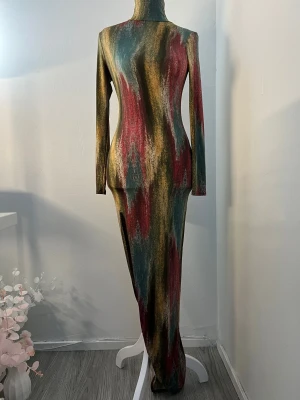 Klänning - Sjukt snygg långklänning från Fashion Nova. Storlek XS men passar även S då den är stretchig i materialet. Klänningen har en figurnära passform och slits. Aldrig använd 💜