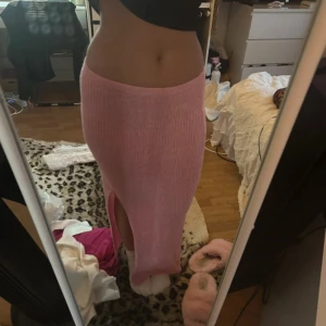 Rosa lång kjol - Super fin lång ribbad kjol med slits 🥰