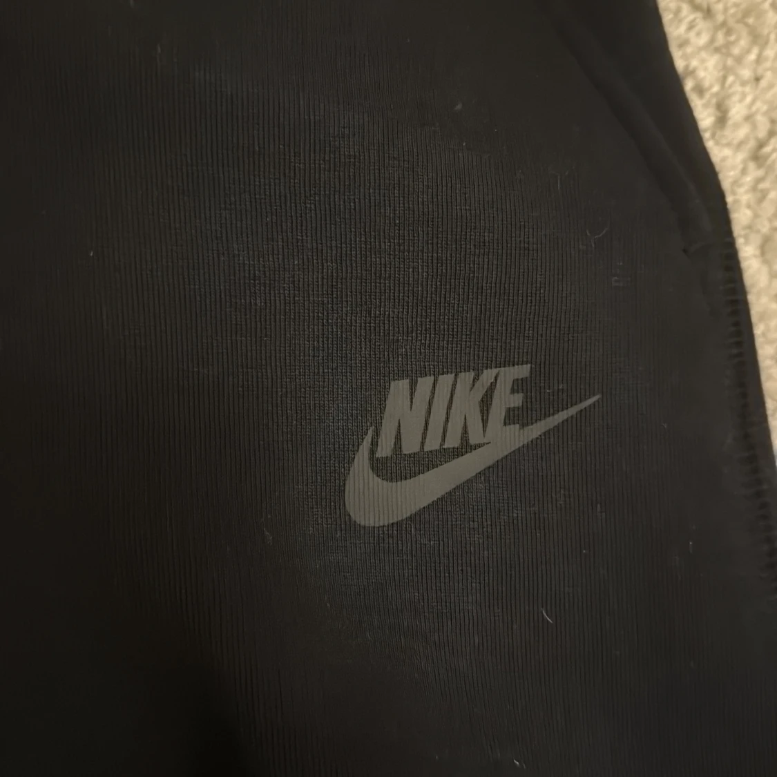 Svarta mjukisbyxor från Nike, storlek 137-147 - 1