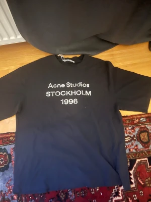 Svart Acne Studios t-shirt  - Svart t-shirt från Acne Studios med vit text.