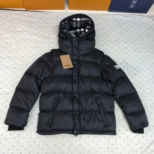 Svart pufferjacka detachable sleeves från Burberry - Säljer en svart pufferjacka med avtagbara ärmar från Burberry med huva och klassiskt rutigt foder. Storleken är L men passar även M. Jackan är helt ny och i perfekt skick, funkar perfekt att använda på vintern då den är varm och fylld med dun men även när det börjar bli varmare då den kan bli till en väst. För mer funderingar tveka inte på att skriva. 