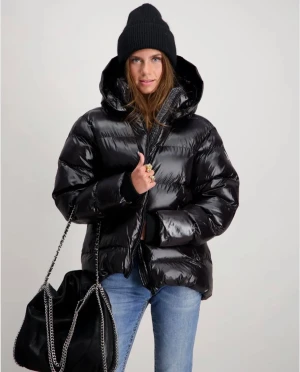 Svart pufferjacka från Rockandblue - Säljer en svart, glansig pufferjacka från Rockandblue med stor huva och dragkedja framtill. Använd under förra vintern och ser inga defekter. Super varm och gosig och passar perfekt till kalla vinter dagar. Storlek 160, men passar mig perfekt som annars har S i jackor. Ord pris är 2700 och jag säljer för 2000. Skriv privat för bilder på jackan. 