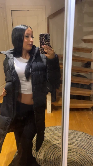 Svart lång pufferjacka med huva - Svart lång jacka i strl 152 men passar mig som brukar ha xxs