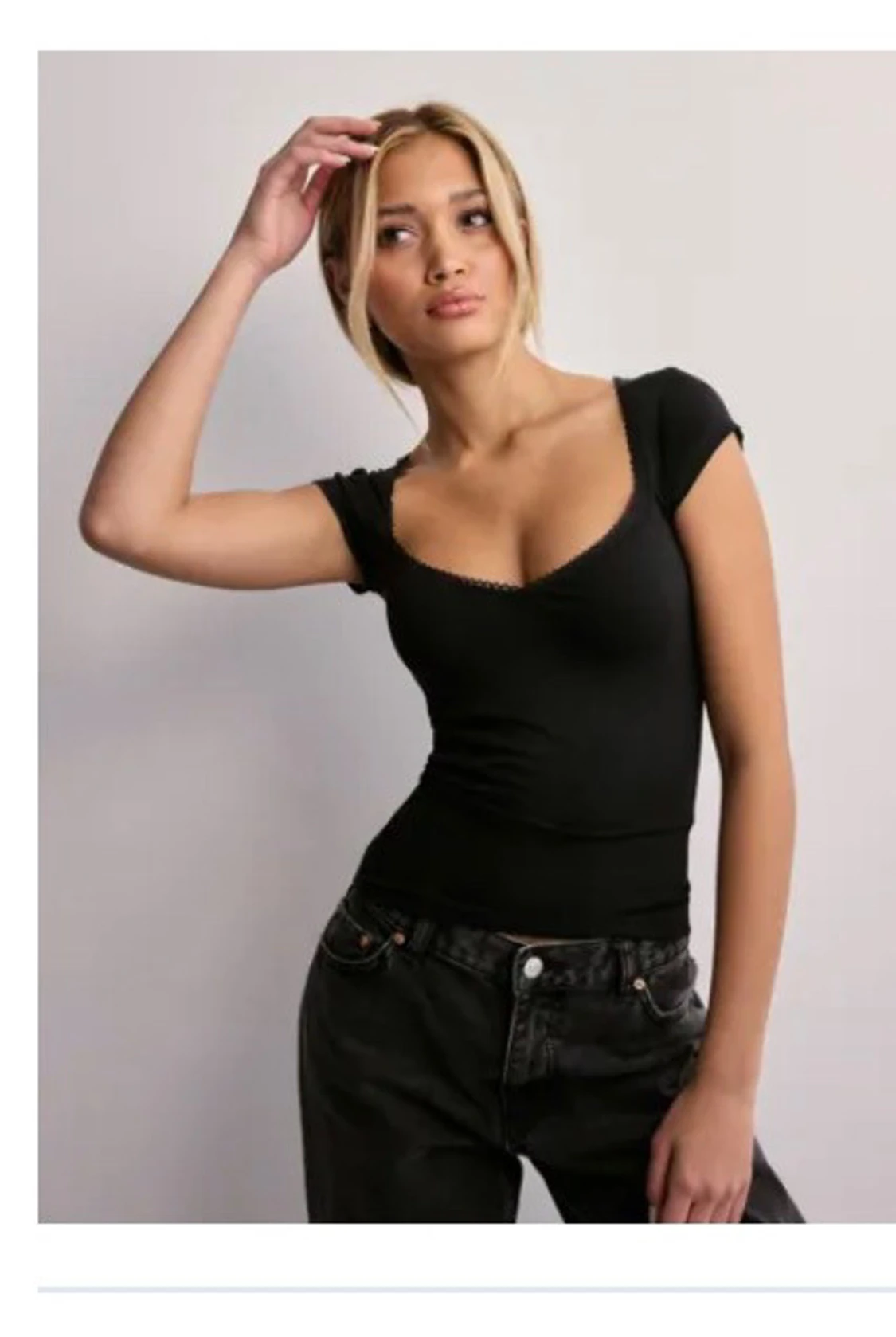 Svart ribbad topp med v-ringning