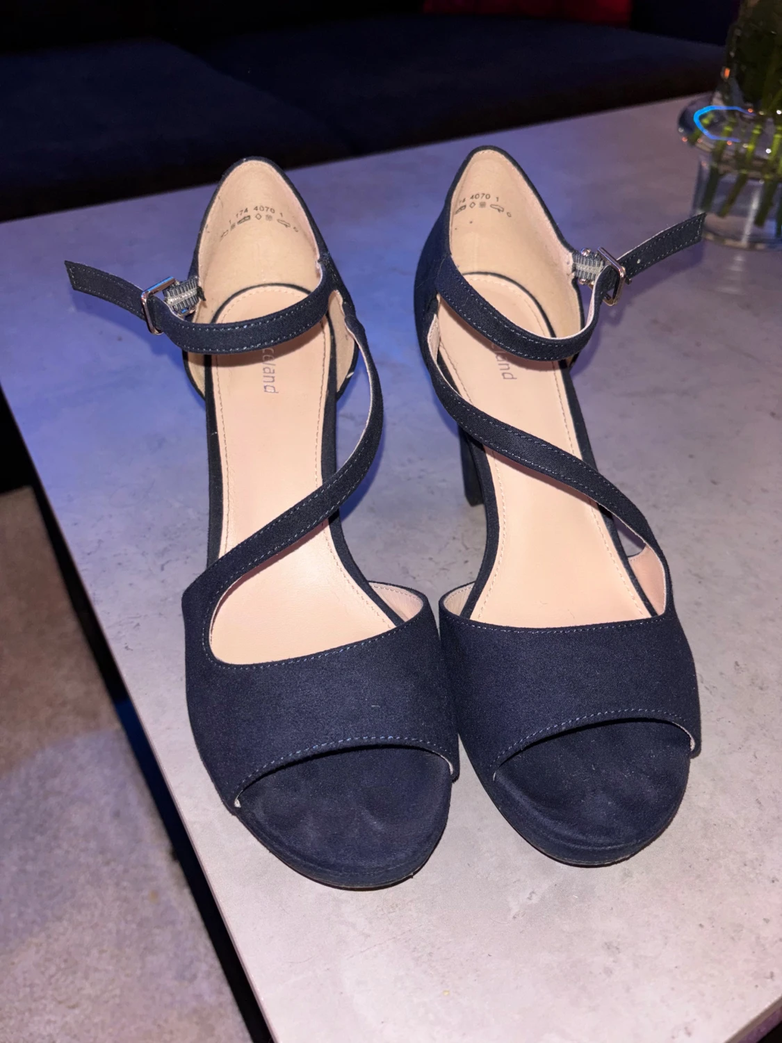 Mörkblå klackade sandaler Graceland