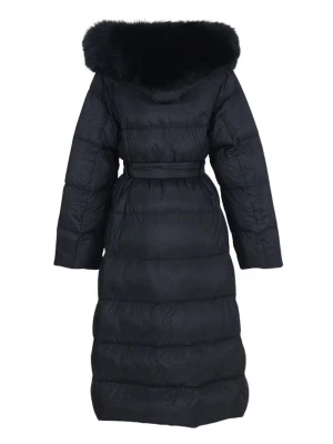 Svart lång dunjacka med päls - Snygg svart dunjacka med fluffig päls runt huvan och midjebälte för extra stil. Jackan är lång, quiltad och har en clean look med raka . Nypris 3899kr från Feminina of Sweden 