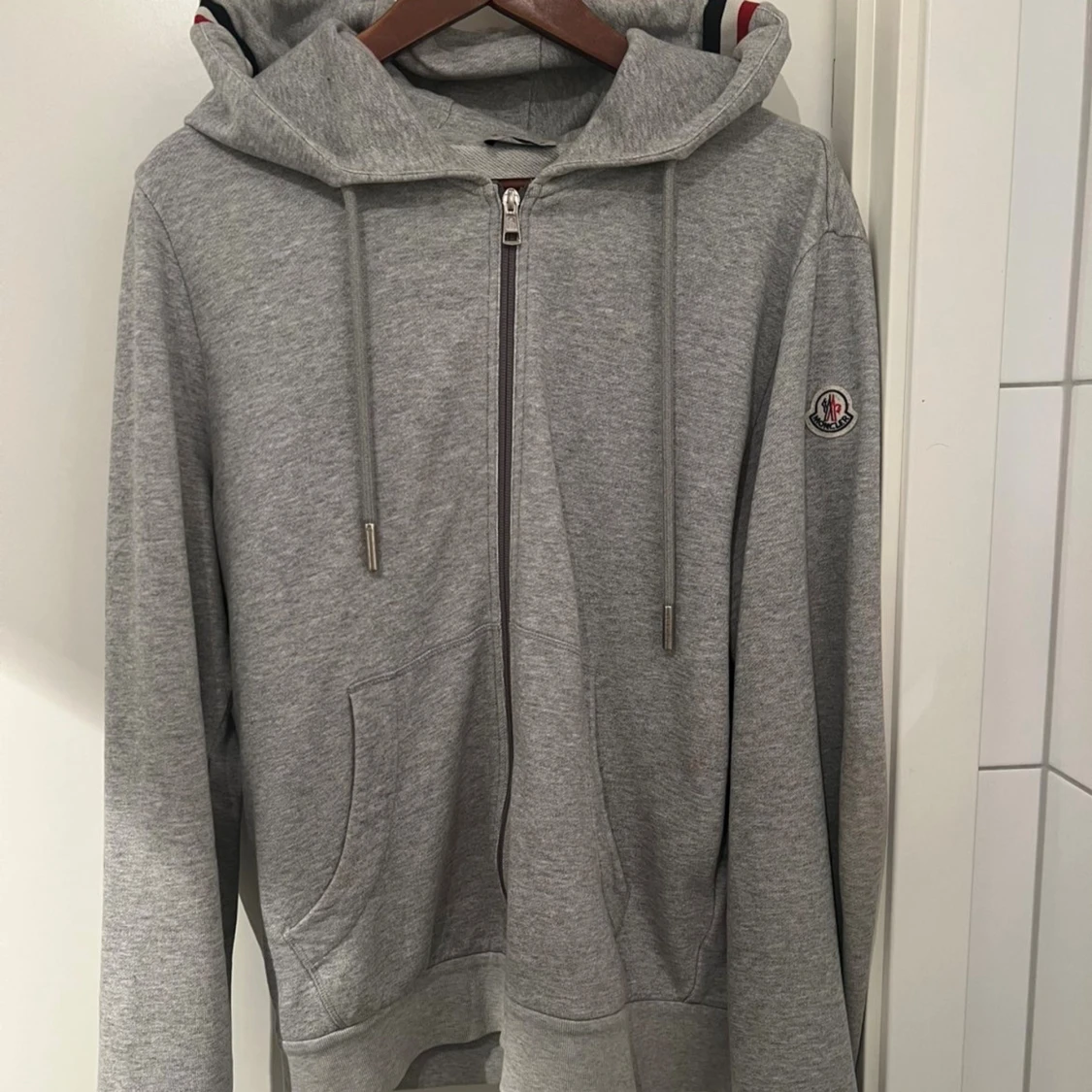 Grå Moncler hoodie med dragkedja