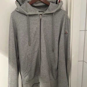 Grå Moncler hoodie med dragkedja - Pris kan diskuteras 