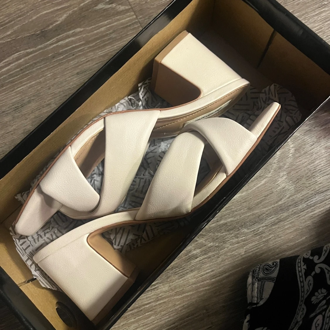 Beige sandaler med klack (stradivarius)