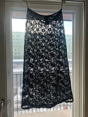 Spetskjol  - En lång spetskjol från Gina trico! Aldrig använd , går ner till fötterna på mig som är 175cm!