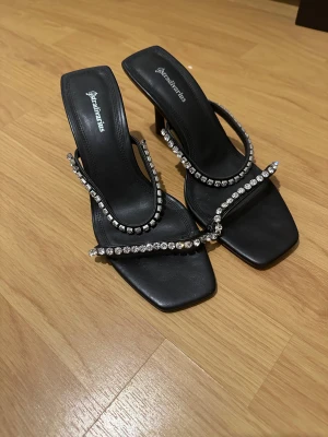 Svarta sandaler med strass från Stradivarius - Snygga svarta sandaler från Stradivarius med fyrkantig tå och klack. 