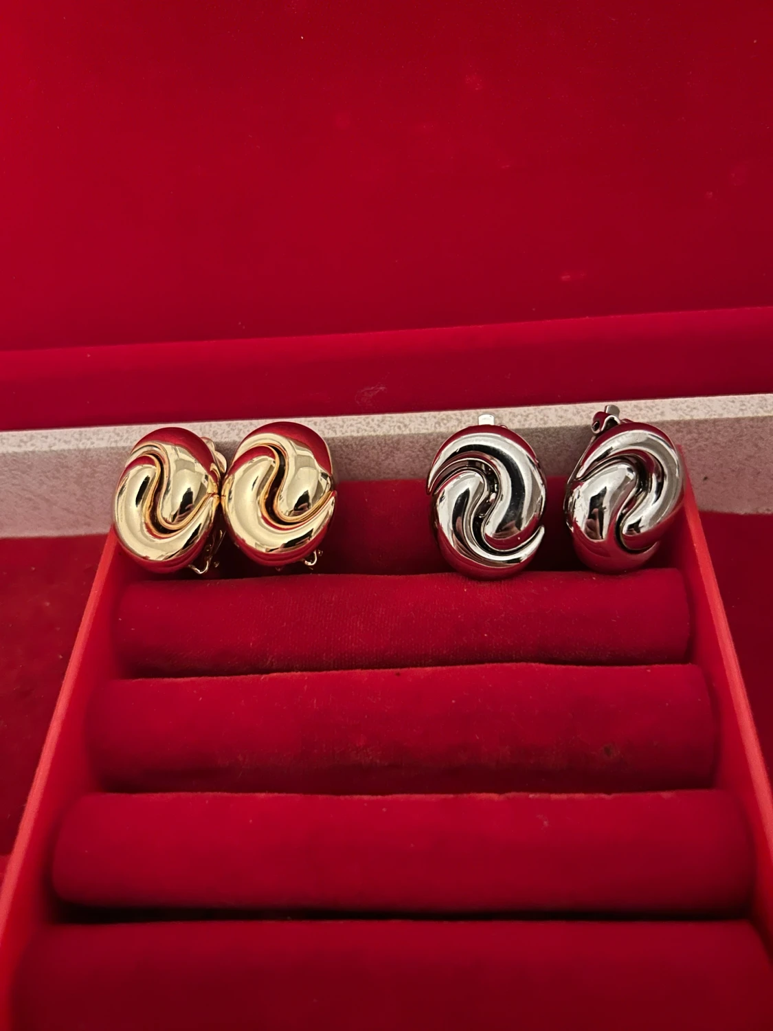 Två par swirlade clip-on örhängen - 2