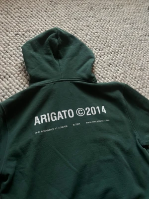 Axel Arigato hoddie - Supersnygg grön hoddie från Axel Arigato🌸  Säljer då den inte kommer till användning☺️