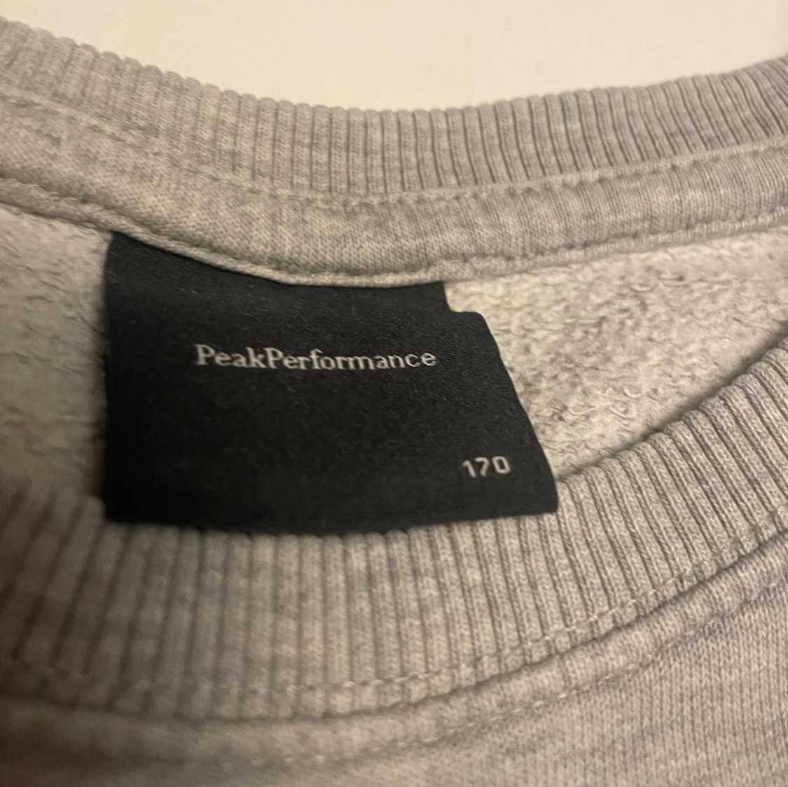 Grå Peak Performance tröja - 1