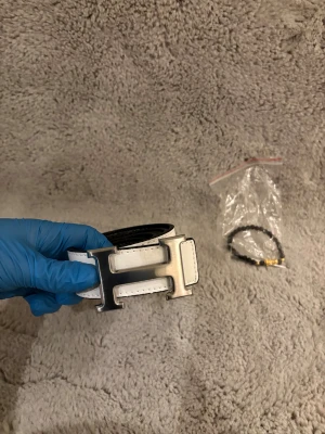 Hrms - Säljer ett  bälte i nytt skick du får med  en pinne du kan göra hål med 