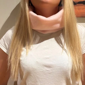 Ljusrosa fleecehalsduk - Mjuk och gosig ljusrosa halsduk i fleece som sitter skönt runt halsen. Perfekt för att hålla värmen under kyliga dagar. Enkel design utan mönster, passar dig som gillar stilrent och bekvämt. DET FINNS BARA TVÅ I DENNA FÄRG SÅ PASSA PÅ!