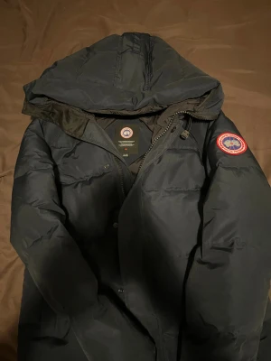 Canada goose jackor  - Canada Goose jackor, finns i färgen blå, svart, mörkgrå, sen svart med black label!! Har i strolek M och S i varje färg! Skriv om du är intresserad!