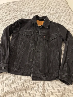 levis jeansjacka - Skön jeansjacka från levis, väldigt god skick med 0 skador. Hör av dig vid funderingar.