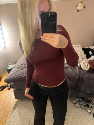 Vinröd långärmad topp i slim fit Lager 157 - Säljer en vinröd långärmad topp med rund hals och tight passform. Toppen är enkel och stilren, perfekt att matcha med både jeans och kjol. Materialet känns mjukt och stretchigt, vilket gör den bekväm att bära hela dagen. 🩷I princip oanvänd från Lager 157 🩷passar både XS & S!