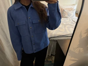 Overshirt - Jättesnygg overshirt eller tunnare jacka i en så fin blå färg, endast använd 1 gång!! 💙