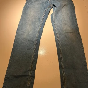 Levi's 502 ljusblå jeans straight fit - Ljusblå Levi's 502 jeans. 9/10 i skick endast använda 2 gånger. Ny pris 750 mitt pris 250 priset är inte hugget i sten. Hör av er vid minsta fråga!