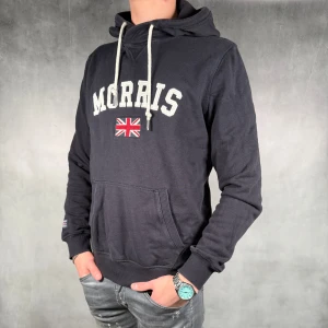 Morris Hoodie - - Morris Hoodie — Storlek S — 9/10 - Bra skick utan skavanker — Inkluderat - Hoodie — Retail 2000kr — Modellen är 180cm, 65kg