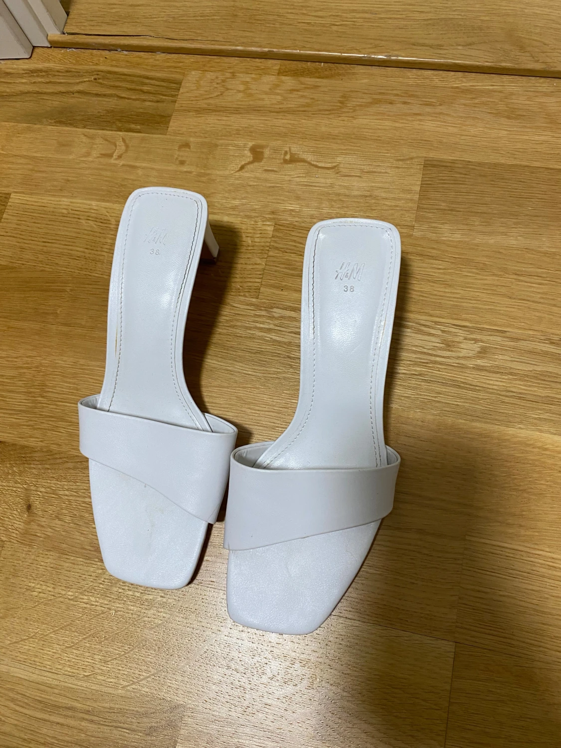 Vita klackade sandaler från H&M - 1