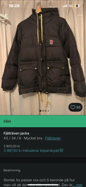 Svart dunjacka från Fjällräven XS - INTRESSEKOLL PÅ MIN JACKA. Svart dunjacka från Fjällräven med gul snörning och dragkedja framtill. Jackan har två stora fickor med knappar, hög krage och ett klassiskt Fjällräven-märke på bröstet. Perfekt för kalla dagar. Pris kan diskuteras