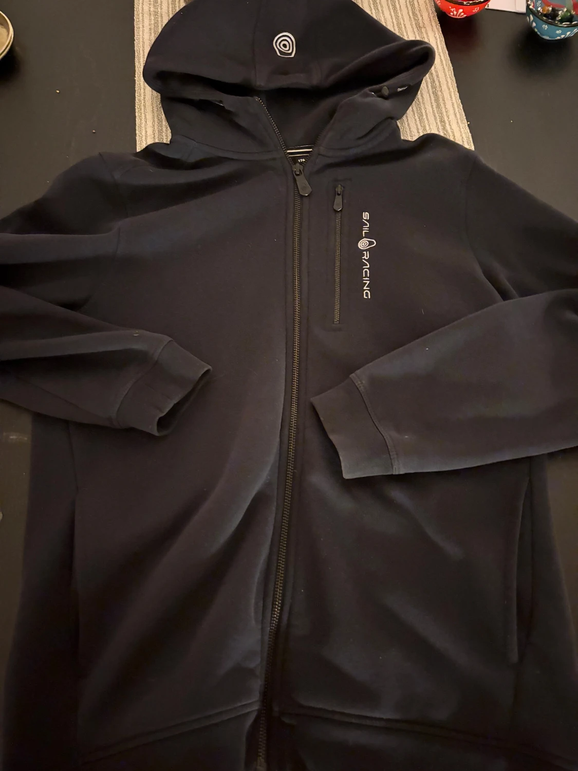 Svart hoodie från Sail Racing - 2