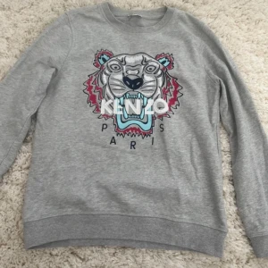 Kenzo tröja  - Super fin sweatshirt från kenzo! Säljer då den tyvärr har blivit för liten! Hör av er vid frågor💕