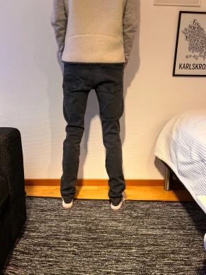 Replay Anbass jeans - Ett par svarta replay Anbass jeans. De är i mycket bra skick och i storlek 29:32. Hör av er vid eventuella frågor!✅💬