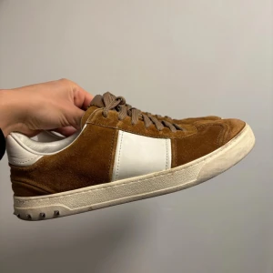 Valentino Flycrews Bruna - Snygga Valentino Flycrews i grymt skick! (Alla nitar kvar) ✅