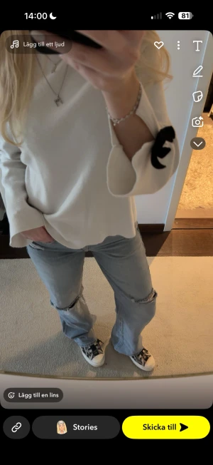 Ljusa ripped jeans från Zara, strl 34 - Säljer ett par ljusblå jeans från Zara i storlek 34 med raka ben och snygga slitningar vid knäna. Modellen har normal passform och klassisk femficksdesign. Jeansen har dragkedja och knapp framtill, och är tillverkade i jeansmaterial.