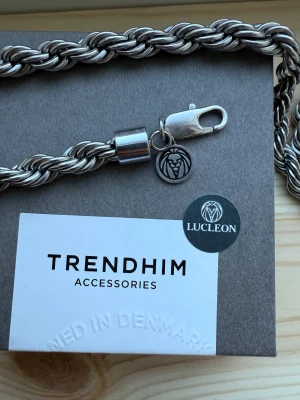 Cordell halsband  - Säljer ett silverfärgat cordel halsband i 6mm,halsbandet är i rostfritt stål och är ifrån trendhim hör av dig vid minsta lilla fundering✌🏼 (pris kan diskuteras)