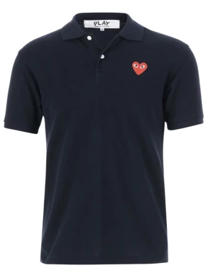 Cdg piketröja (comme des garcons) - Mörkblå pikétröja från Comme des Garçons Play med klassisk krage och två vita knappar. På bröstet sitter det ikoniska röda hjärtat med ögon. Tröjan är gjord i mjuk bomull och har korta ärmar. Perfekt för dig som gillar stilrena plagg med en twist. Ny pris: Ca 1500 kr.