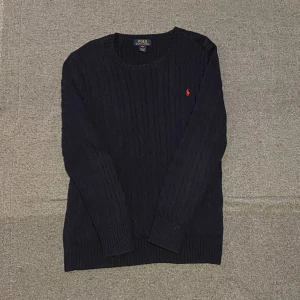Ralph lauren kabelstickad - Säljer en riktigt fet kabelstickad rakph lauren tröja storlek (18-20) sitter som S-M! Hör av er vid minsta fundering!🙌