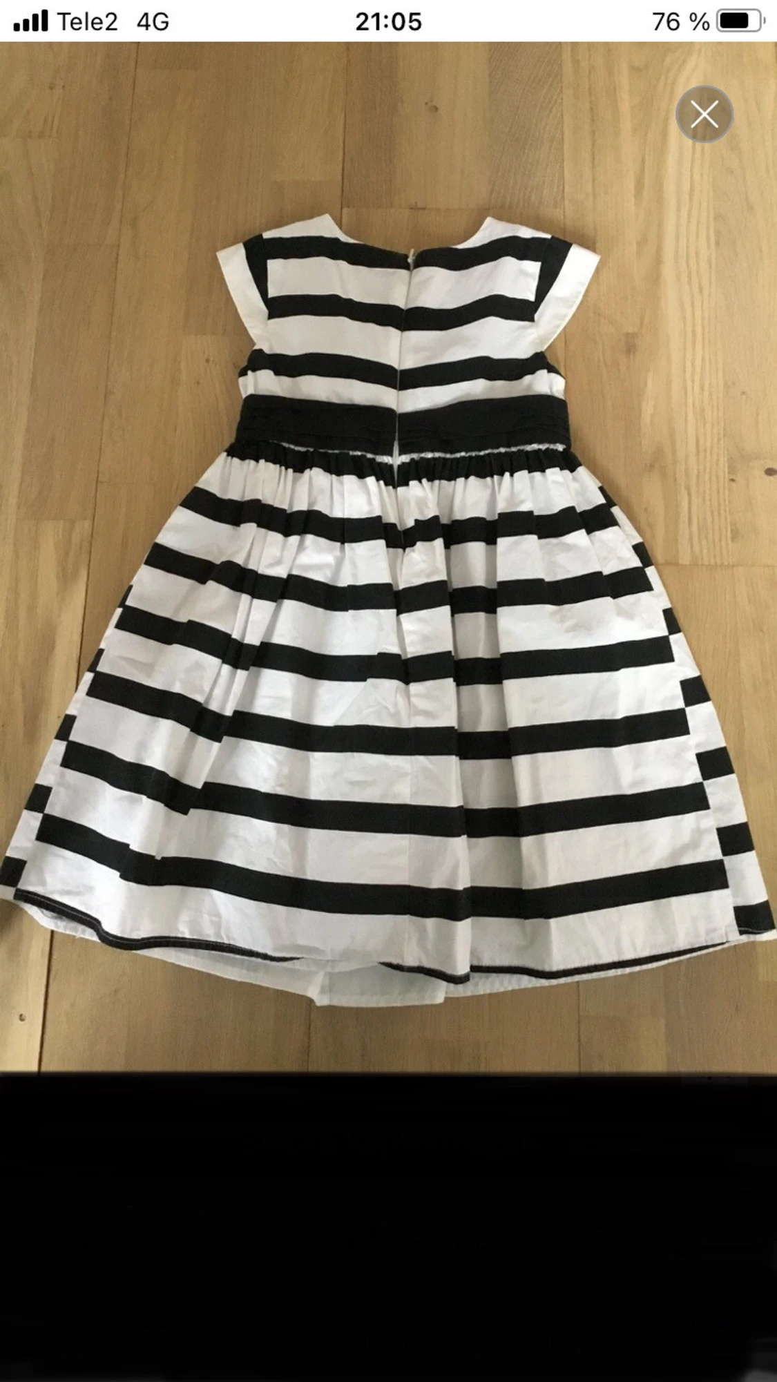 Randig vit och svart klänning med rosett