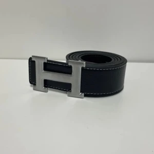 Herme’s bälte - Säljer helt nytt bälte, 110cm långt men justerbart. Nål för extra hål ingår. Skickas inom kort tid!