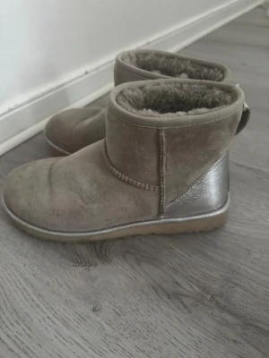UGG boots med silverdetalj, storlek 39 - Säljer nu mina UGGs då jag köpt nya och inte använder dessa längre, de är endast använda en vinter några enstaka gånger så de är fortfarande i fint skick!🩷🩷