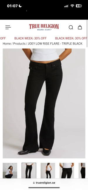 True Religion Joey Low Rise Flare Jeans - Svarta jeans från True Religion med låg midja och utsvängda ben. Dem säljs för får dem inte till användning pågrund av att jag inte tycker dem sitter bra, är 1,73 cm och dem går ner till hälarna. Köpta för 1300kr