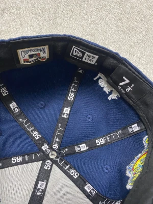  ny New York-keps – Blå - Säljer en helt ny, oanvänd New York-keps i blått. Stilren och modern design som passar lika bra till vardag, streetwear eller sportiga looks.  Detaljer: 	•	Modell: New York (NY-logo) 	•	Färg: Blå 	•	Skick: Helt ny, aldrig använd 	•	Storlek: Justerbar – passar alla  Kepsen är lätt, bekväm och enkel att kombinera med olika outfits. Ett snyggt och tidlöst tillskott som funkar året runt. 