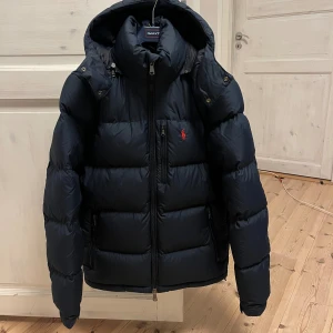 Ralph lauren dunjacka  - Riktigt snygg och skön Ralph lauren jacka i mycket fint skick! Storlek xs passar S också, modell 180cm 67kg. Pris 3200kr