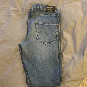 Replay jeans  - Replay jeans storlek 164 cm säljer pga att dom är för små. Skick 7/10 har fått lite färg på dig  Kom för fler frågor 