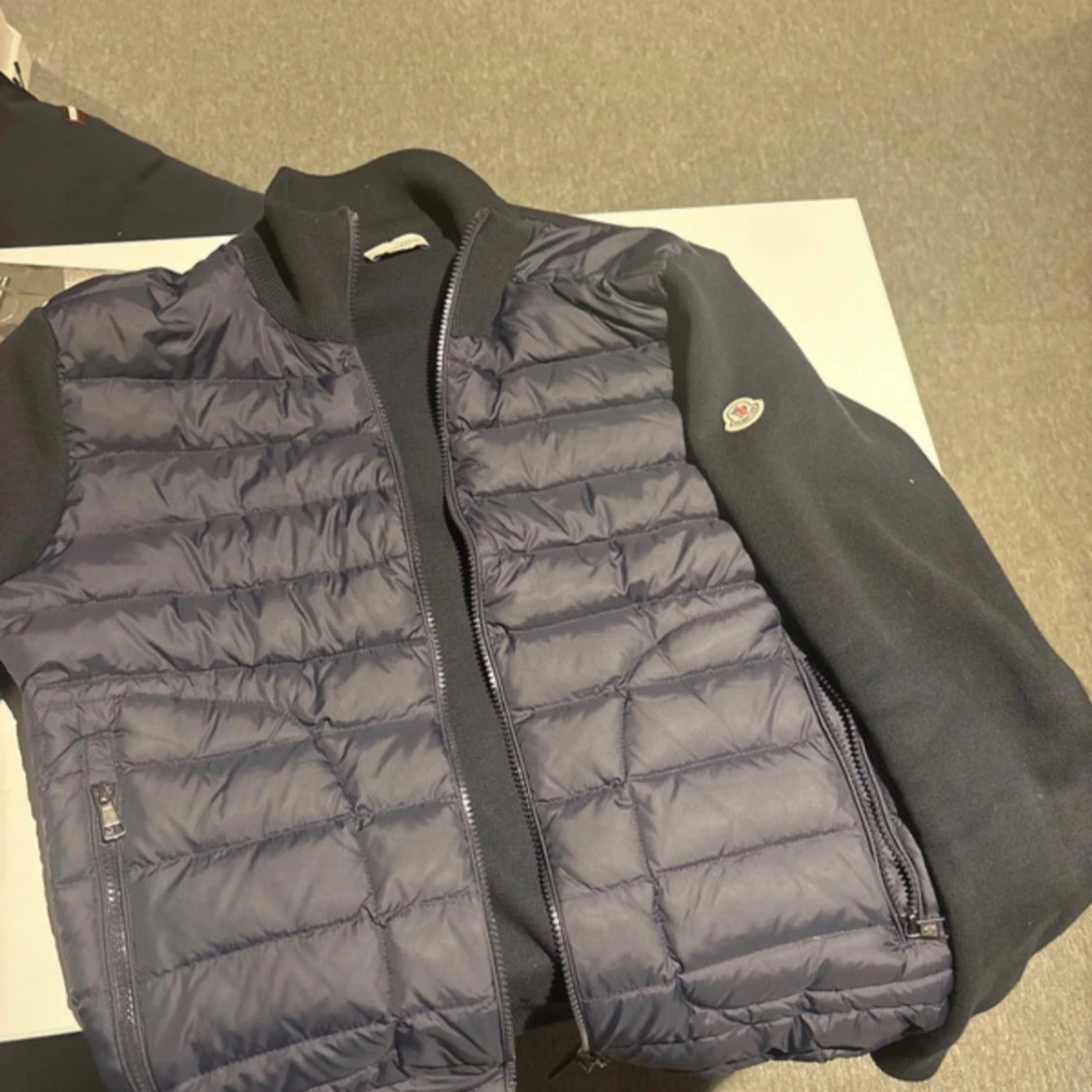 Mörkblå pufferjacka från Moncler